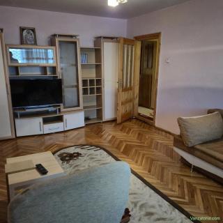 Apartament de vanzare cu 3 camere, decomandat, etaj 2, Suprafata totala 70 mp, Zona Centrala