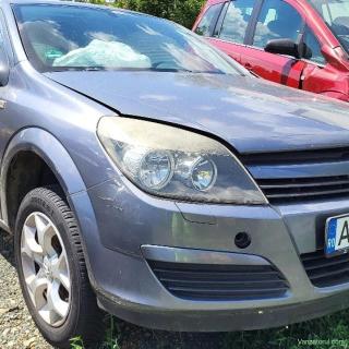 Opel din 2006 avariat