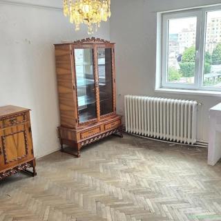 Vand apartament cu 2 camere in Deva, zona ultracentrala (Piata), bloc de 4 etaje de caramida,