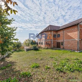 Casă P+1E, 402 mp, teren 3.600 mp, 17 km de Roman - PREȚ LA OFERTĂ!