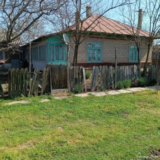 Casă şi teren intravilan de vânzare