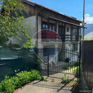 Casa la rosu in Poiana Tapului, Busteni, 3 dormitoare cu baie proprie