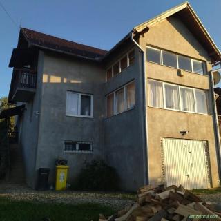 Casa de vânzare, 8 arii,420 mp locuibili,teren parcelat,12 arii,5500 euro pe ar.