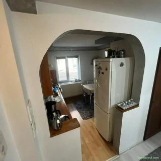Vand apartament doua camere la parter in Pipirig .Pret 61500 euro .Mai multe detalii la tel 07413084