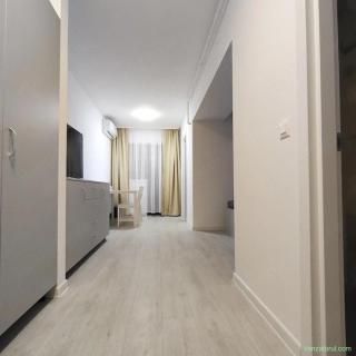 Închiriez garsonieră cu loc de parcare inclus