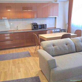 Vând apartament 3 camere, parcare proprie, în apropiere de Prima Shops, Oradea