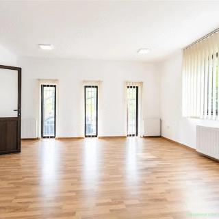 Spatiu versatil ultracentral, 125 mp, curte, parcare, clasa A, Brasov