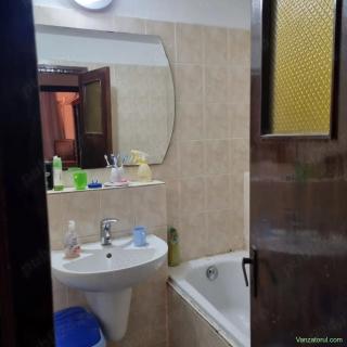 Particular vand sau inchiriez apartament