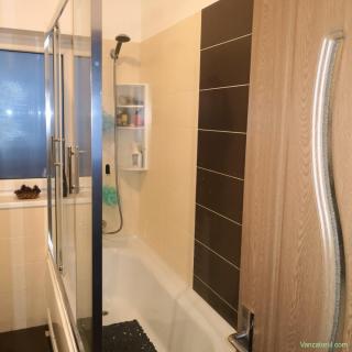 Vând apartament 3 camere demisol