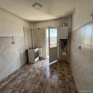 Vand apartament 3 camere