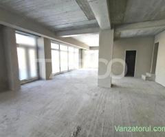 Spatiu comercial 84 mp cu vitrina si 4 locuri de parcare de inchiriat
