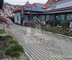 Casa individuala de vanzare cu 4 camere, 2 bai si 2 garaje, Lipovei