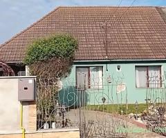 Casă cu 2 camere, mobilată și utilată complet, din cărămidă, în Chișineu-Criș(Pădureni)