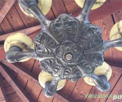 Vand lustra de tavan din bronz cu 6 brate, veche de aprox 100 ani, cu abajururi din sticla de murano