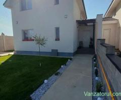 Pozitionat intre case, iti ofera intimitatea unei case individuale