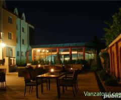 Vand Hotel-Ultracentral Oradea , D+P+3E,ctr 2008 , SC 4400 mp, 39 cam, rest120 locuri , piscina ,