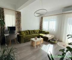 Apartament 3 camere. Bucatarie inchisa. Etaj 1. Decomandat. Bloc nou.Asfalt. 2 locuri parcare.